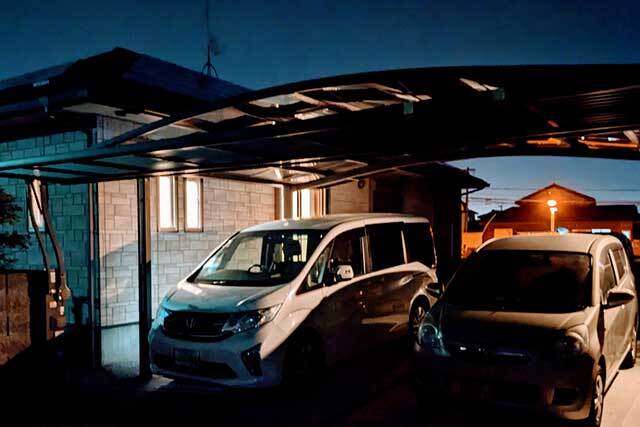 夜の車庫